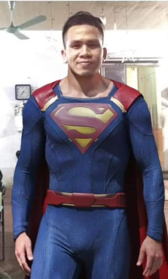 Không khác gì một siêu anh hùng ngoài đời thực, hành động của người hùng cứu bé gái rơi từ tầng 12 chung cư được cư dân mạng ca ngợi hết lời.