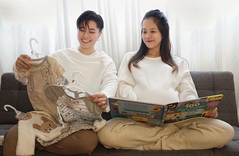 Hiện tại, nữ vlogger đang trong ở những ngày cuối thai kỳ nên cô quyết định gia nhập hội "bỉm sửa" và lên MXH nhờ các cao nhân đặt tên cho con.