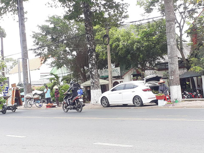 Cư dân mạng mới đây thi nhau chia sẻ hình ảnh người phụ nữ bán cam đi xế hộp tại TP. Cao Lãnh, tỉnh Đồng Tháp. Hình ảnh bán hàng rong trên "siêu xe" này đã nhanh chóng thu hút sự chú ý của vô số người đi đường.