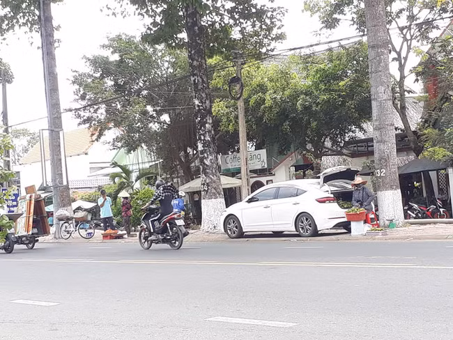 Cư dân mạng mới đây thi nhau chia sẻ hình ảnh người phụ nữ bán cam đi xế hộp tại TP. Cao Lãnh, tỉnh Đồng Tháp. Hình ảnh bán hàng rong trên "siêu xe" này đã nhanh chóng thu hút sự chú ý của vô số người đi đường.