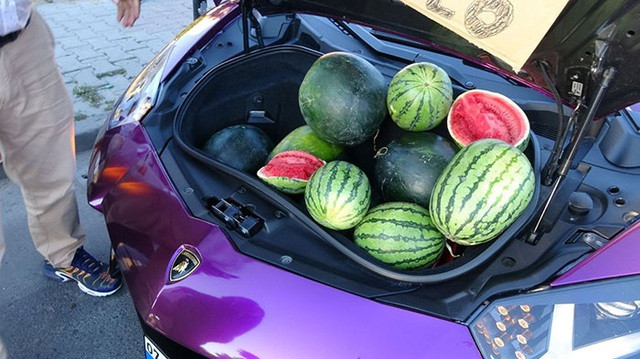 Một người đàn ông Iran đã dùng chính siêu xe có giá 672.000 USD (hơn 16 tỷ đồng) của mình để đi bán rong dưa hấu trên đường phố Thổ Nhĩ Kỳ.