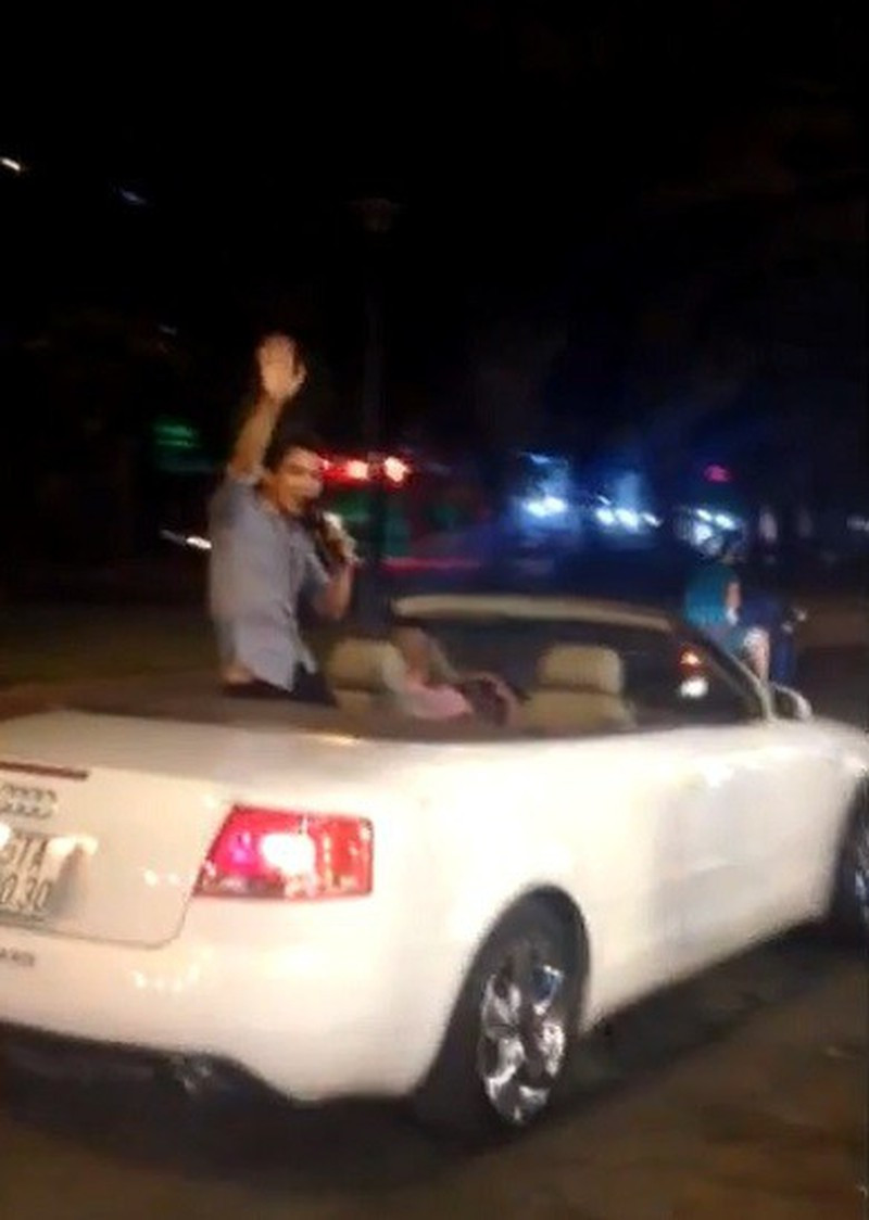Hình ảnh thanh niên Sài Gòn ngồi xe Audi mui trần đi bán kẹo kéo từng gây bão trên mạng xã hội tại Việt Nam.