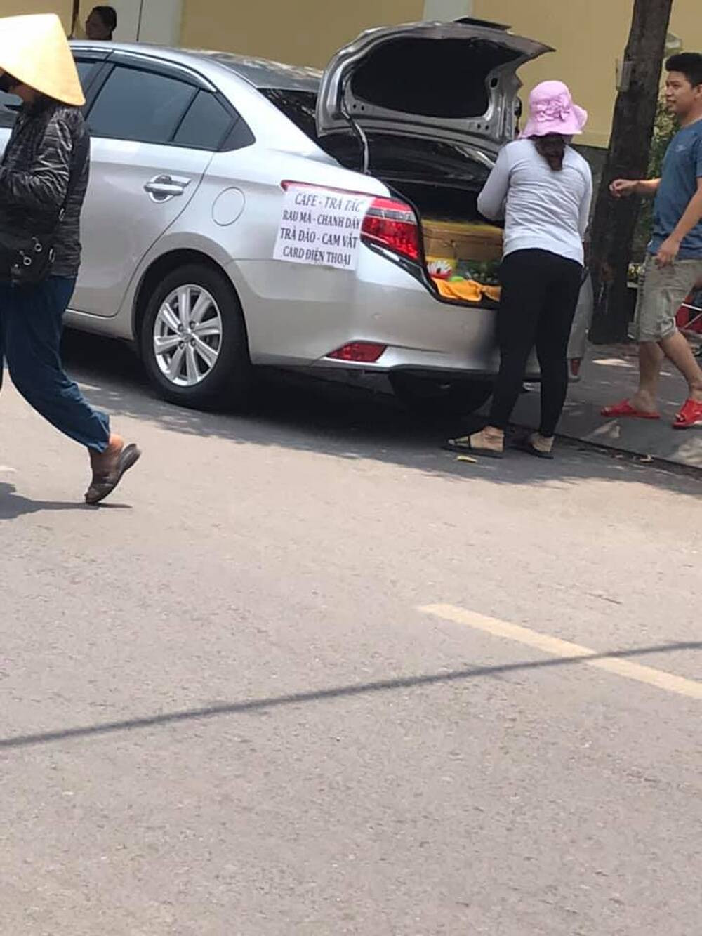 Theo hình ảnh ghi lại, người phụ nữ đậu xe ven đường ở dưới bóng cây, sau đó, cô mở nắp xe phía sau và bắt đầu buôn bán. Ở phía ngoài xe, người phụ nữ dán bảng hiệu đơn giản để thông báo với khách hàng về thực đơn.