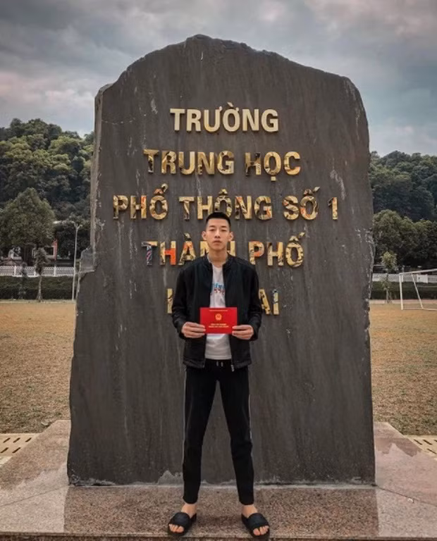 Sau gần 1 năm từ khi nổi đình đám, nam sinh này trở nên kín tiếng trên mạng xã hội, những khoảnh khắc mới đây mà anh chàng chia sẻ khiến không ít dân mạng bất ngờ với ngoại hình ngày một điển trai, cao ráo.