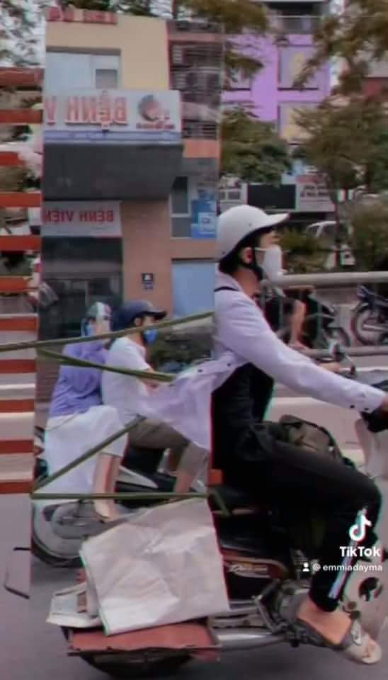 "Tự sướng" qua gương của người chở hàng trên đường là hình ảnh thường thấy trên đường phố Việt Nam, phần lớn là của các bạn trẻ.