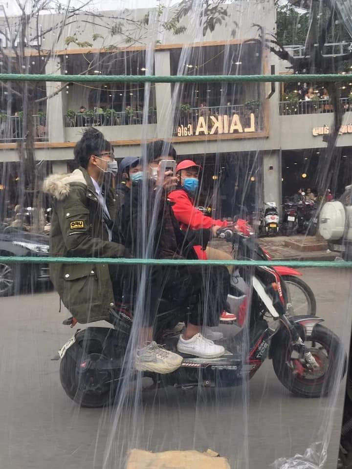 Một số bạn trẻ tranh thủ sự phản chiếu từ tấm gương to đang được chở trên chiếc xe trước mặt để có bức ảnh “tự sướng” khi xe vẫn đang chạy trên đường.