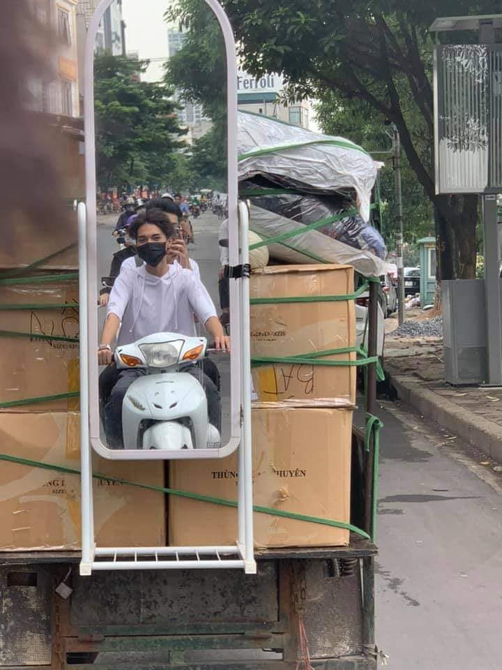 “Cao thủ không bằng tranh thủ” là lời bình luận vui được nhiều người để lại cho chủ nhân bức ảnh.