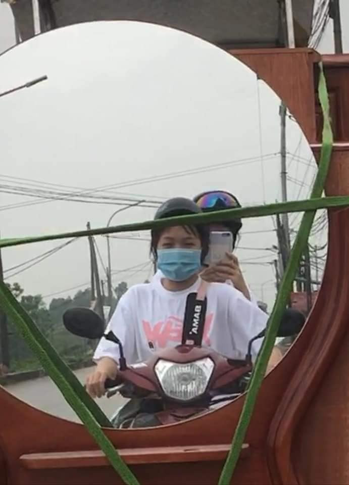 Tuy nhiên họ đã gặp phải nhiều lời "phản pháo" bởi tất cả các hình ảnh nói trên đều vi phạm luật an toàn giao thông, gây nguy hiểm cho chính người thực hiện, mà trên hết là việc chở hàng cồng kềnh là không nên.