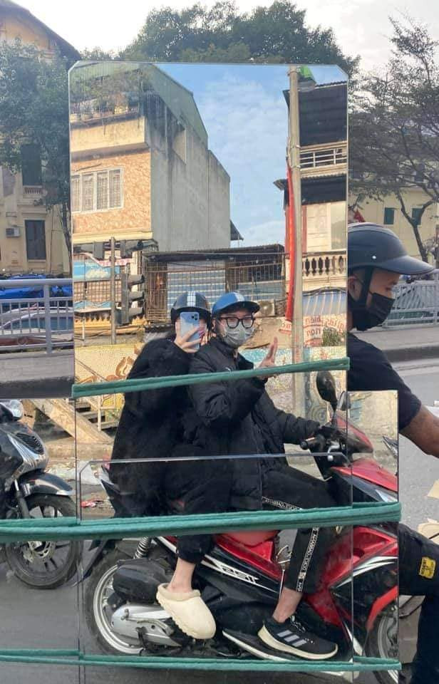 Gương sạch quá nhỉ, làm kiểu ảnh thôi!