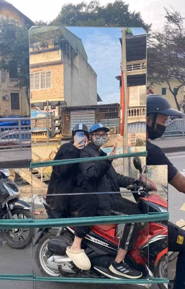 Gương sạch quá nhỉ, làm kiểu ảnh thôi!