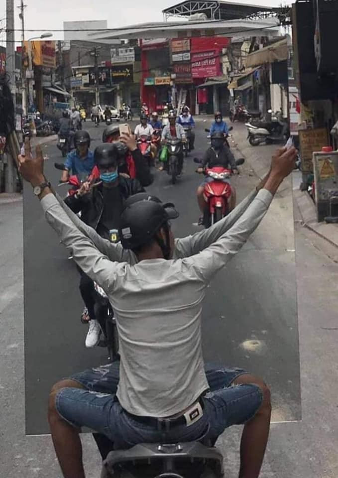 Dù đường có đông đúc thì họ vẫn tranh thủ chụp kiểu ảnh ghi lại khoảnh khắc. Ảnh: Tổng hợp Facebook