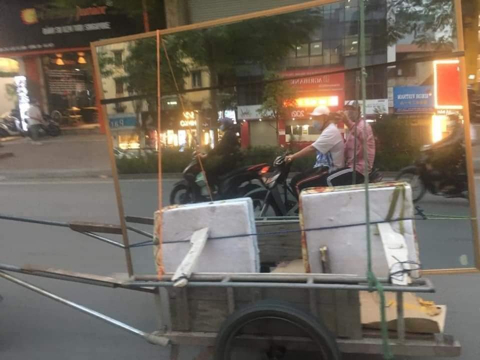 Trước những hình ảnh này, một số cư dân mạng cho rằng đây là nét đặc sắc trong giao thông của Việt Nam.