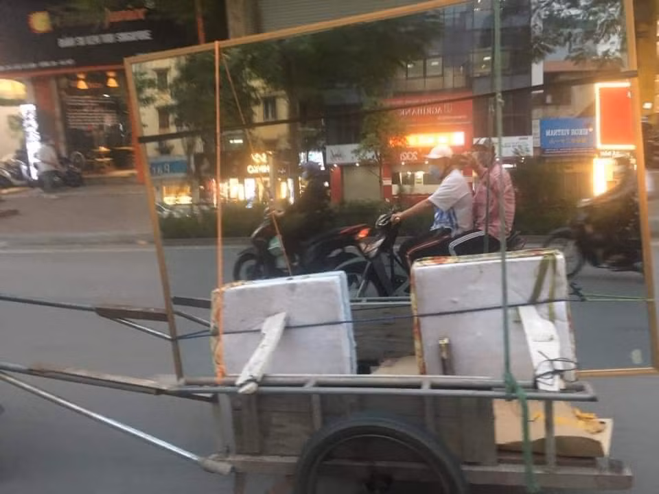 Trước những hình ảnh này, một số cư dân mạng cho rằng đây là nét đặc sắc trong giao thông của Việt Nam.