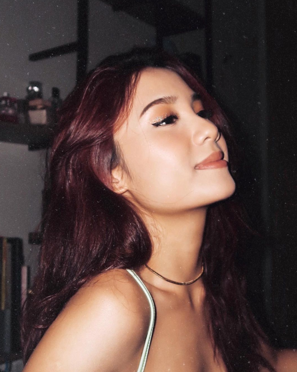 Trúc Anh sở hữu gương mặt hài hòa, các đường nét tinh tế, kiêu sa. Làn da nâu khỏe khoắn cùng nụ cười tươi hớp hồn của cô bạn cũng khiến nhiều trái tim phải điêu đứng.