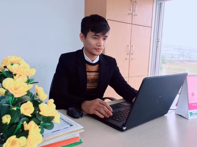 Việc về quê ở ẩn và tập trung gây dựng sự nghiệp của chàng trai này được dân mạng hết sức ủng hộ, nhiều người cho rằng anh nên trở về đúng nghĩa một chàng trai làm nông, chất phác, yêu ca hát.