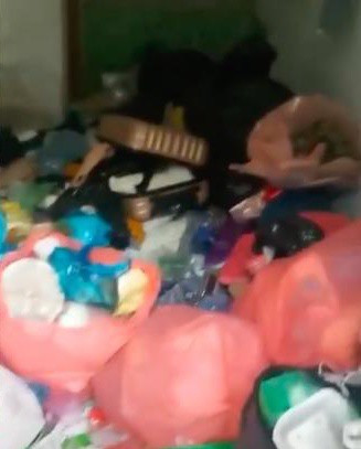 Được biết, anh đã phải thuê mất hơn 8 triệu cho người đến dọn dẹp và đóng gói được hơn 30 túi rác lớn.