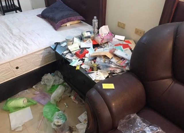 Mới đây, trên mạng xã hội đang lan truyền clip bên trong phòng trọ ngập rác của một trai đẹp. Được biết, trường hợp này diễn ra tại thành phố Cao Hùng (Đài Loan).