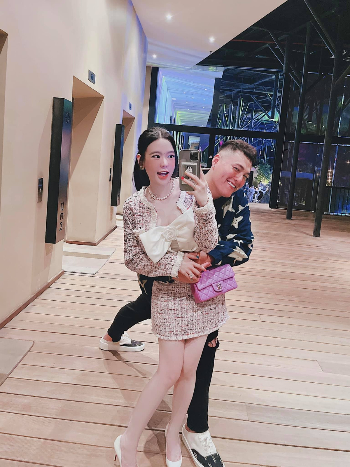 Mới đây nhất, hình ảnh tình tứ của thiếu gia Sài thành cùng vợ lại khiến nhiều người trầm trồ. Ngoài ánh mắt, hành động ôm nhau ngọt ngào, Fabo Nguyễn còn nhận về không ít lời khen ngợi với hành động cực tâm lý khi chụp ảnh đôi cùng vợ.