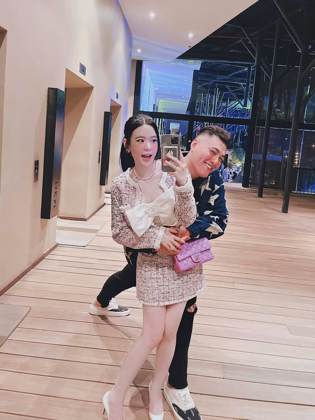 Mới đây nhất, hình ảnh tình tứ của thiếu gia Sài thành cùng vợ lại khiến nhiều người trầm trồ. Ngoài ánh mắt, hành động ôm nhau ngọt ngào, Fabo Nguyễn còn nhận về không ít lời khen ngợi với hành động cực tâm lý khi chụp ảnh đôi cùng vợ.