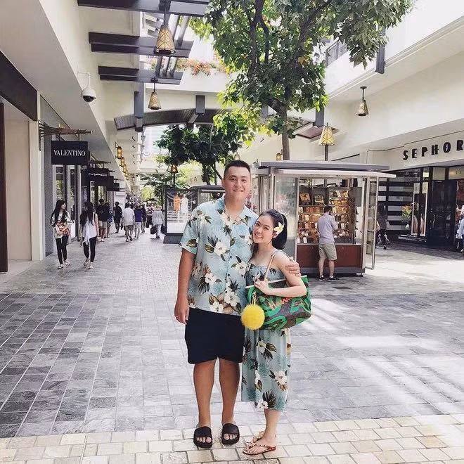 Được biết Fabo Nguyễn và Vân Tiny quen nhau nhờ "bà mối" Facebook. Trong khi chàng là con trai ông trùm điện tử Sài Gòn thì nàng là hot girl đình đám MXH