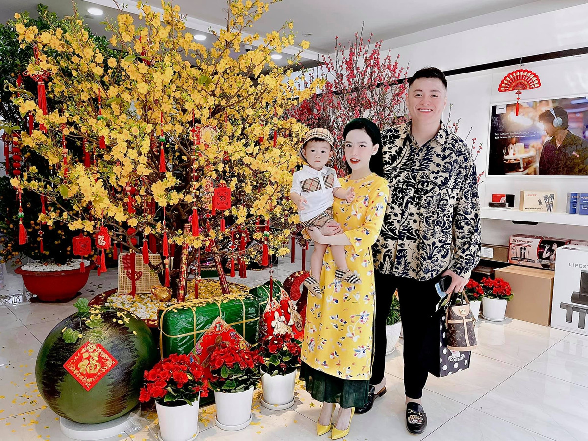 Biết mình có chiều cao "khủng" đến 1m91 trong khi Vân Tiny lại có vóc dáng "nấm lùn", chàng thiếu gia không ngần ngại đứng khuỵ chân, khom gối để có cùng chiều cao với vợ.