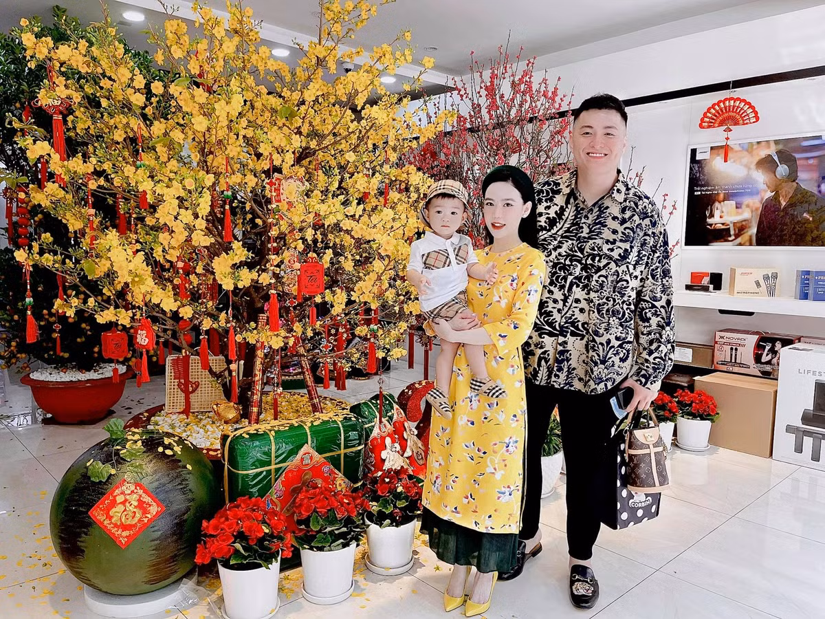 Biết mình có chiều cao "khủng" đến 1m91 trong khi Vân Tiny lại có vóc dáng "nấm lùn", chàng thiếu gia không ngần ngại đứng khuỵ chân, khom gối để có cùng chiều cao với vợ.