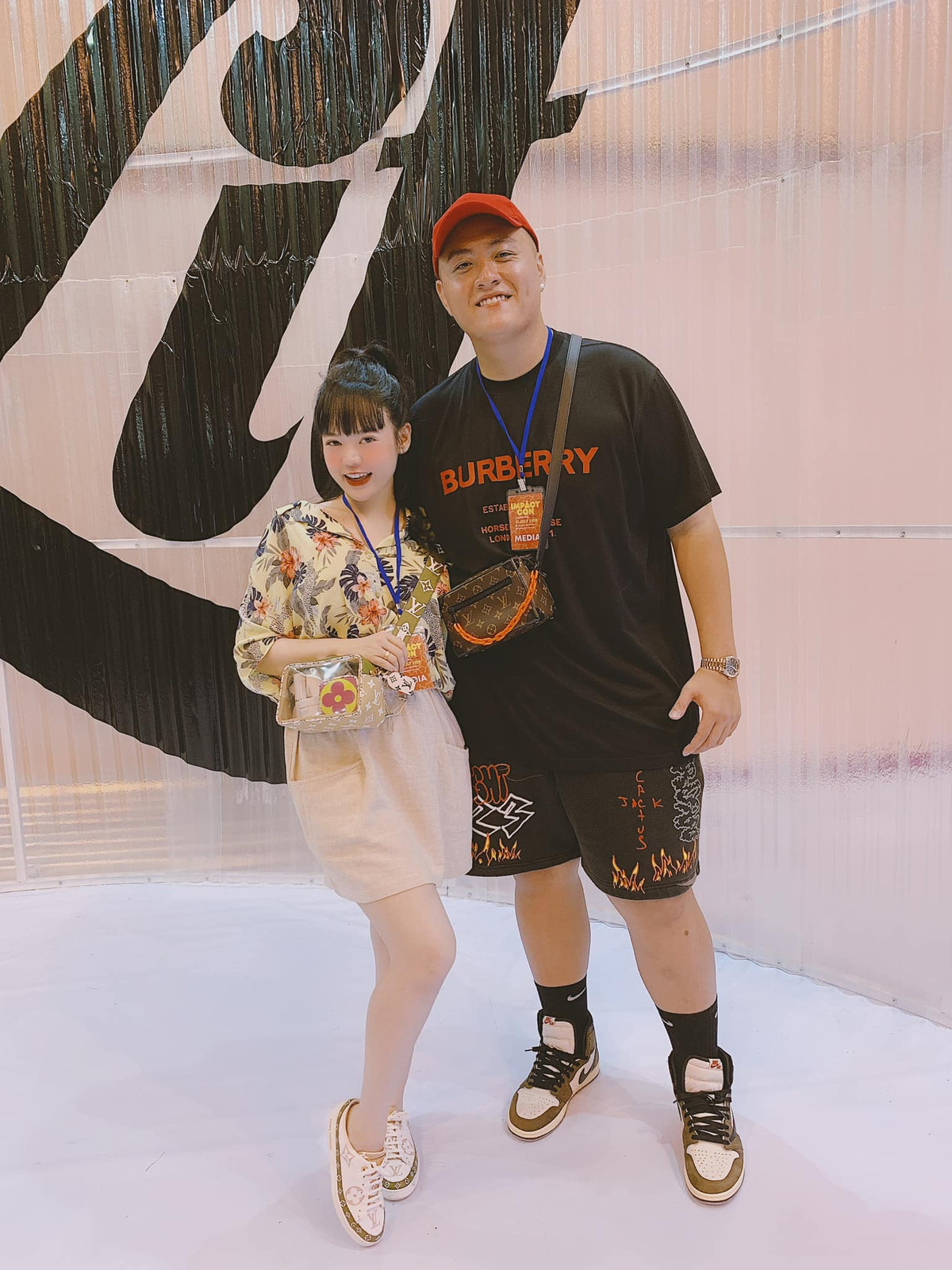 Fabo Nguyễn từng chi tiền mua sắm không tiếc tay cho Vân Tiny, đó là những món đồ hiệu đắt tiền hay dắt cô đi đến những nơi du lịch sang chảnh khắp nơi trên thế giới.