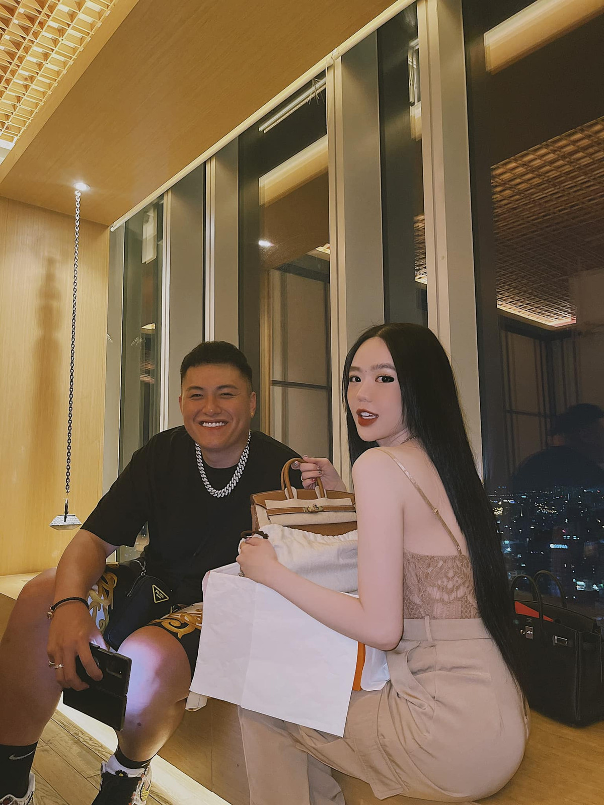 Mối tình "đũa lệch" của anh với vợ hot girl Vân Tiny cũng là chủ đề được dân mạng quan tâm từ lâu.