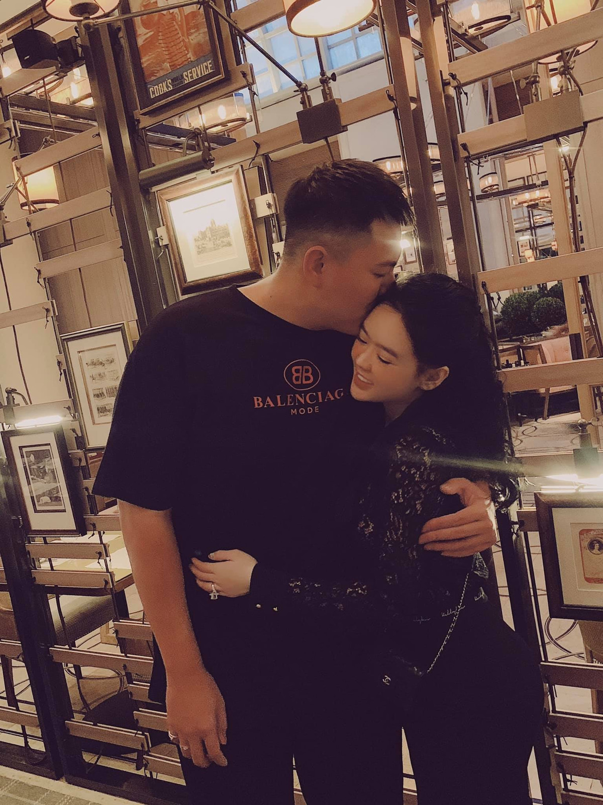 Kết hôn được 5 năm nhưng cuộc sống của đôi vợ trẻ vẫn rất ngọt ngào, họ luôn dành cho nhau những cử chỉ lãng mạn, niềm vui bất ngờ khiến dân mạng trầm trồ, ngưỡng mộ. Ảnh: FBNV