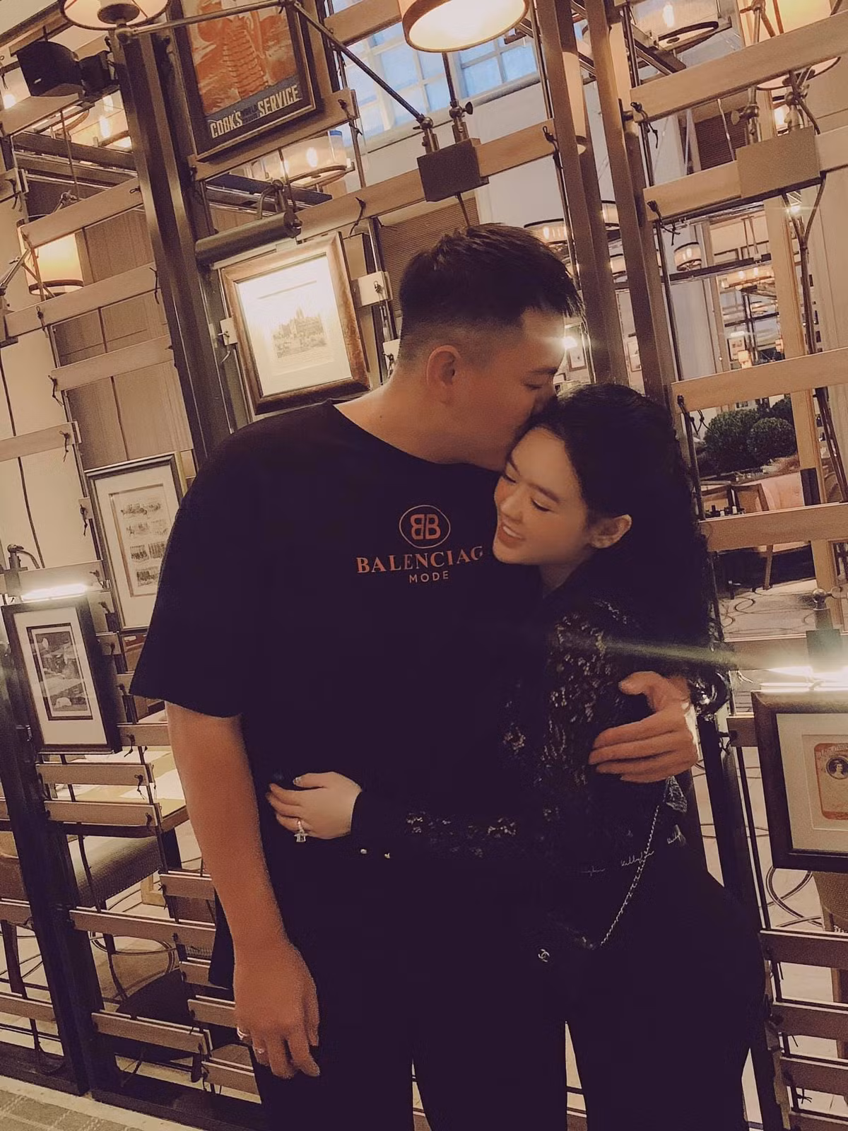 Kết hôn được 5 năm nhưng cuộc sống của đôi vợ trẻ vẫn rất ngọt ngào, họ luôn dành cho nhau những cử chỉ lãng mạn, niềm vui bất ngờ khiến dân mạng trầm trồ, ngưỡng mộ. Ảnh: FBNV