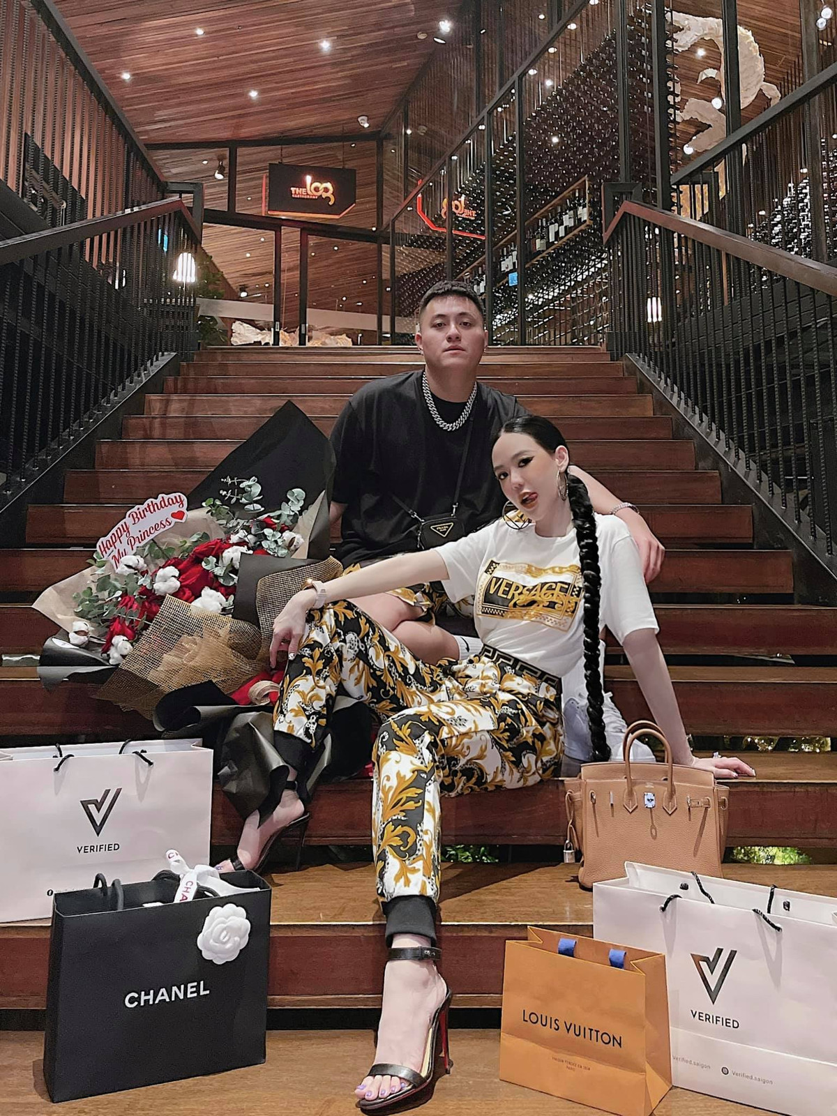 "Cặp đôi đũa lệch" Fabo Nguyễn và Vân Tiny không phải là những cái tên quá xa lạ đối với cộng đồng mạng. Trong khi chàng là Youtuber rich kid của cộng đồng hypebeast và giới sneakerhead Việt Nam, thì nàng là một hot girl từng nổi tiếng với nhan sắc xinh đẹp.