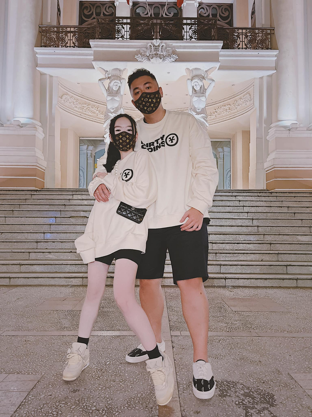 Hành động tuy nhỏ nhưng có thể thấy được chàng thiếu gia này là một người chồng cực kỳ tâm lý và yêu vợ.