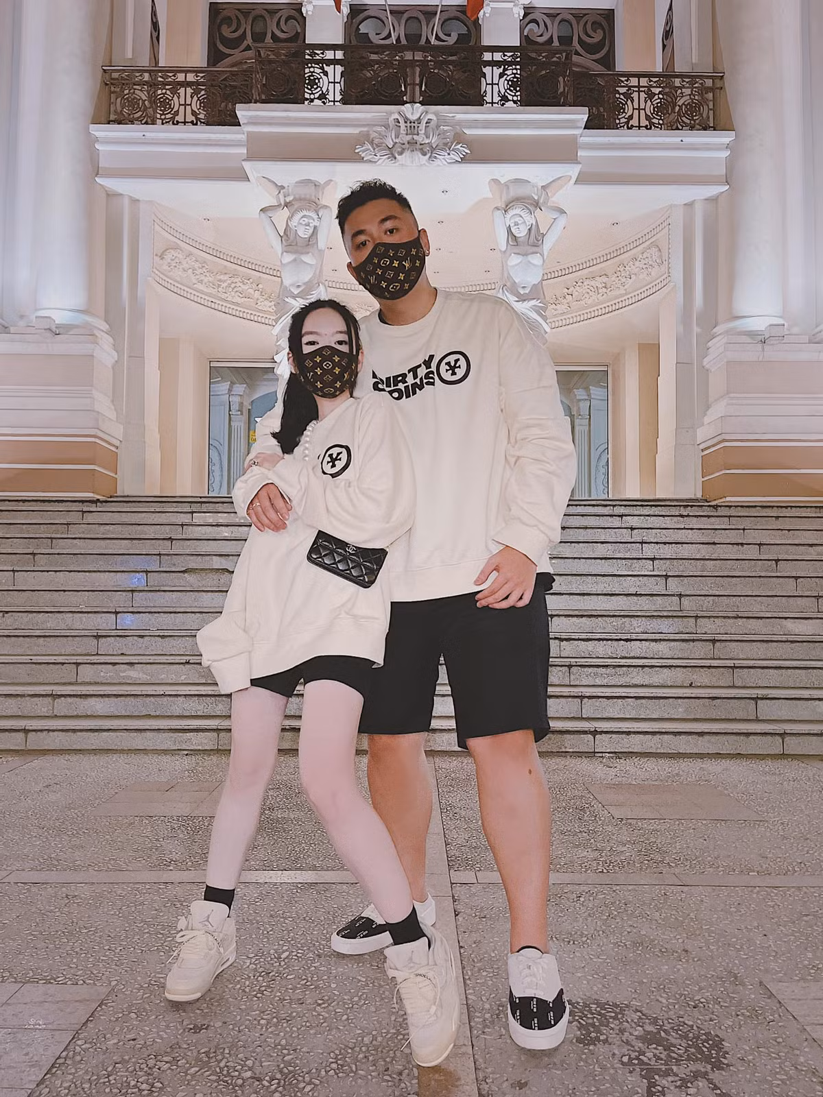 Hành động tuy nhỏ nhưng có thể thấy được chàng thiếu gia này là một người chồng cực kỳ tâm lý và yêu vợ.