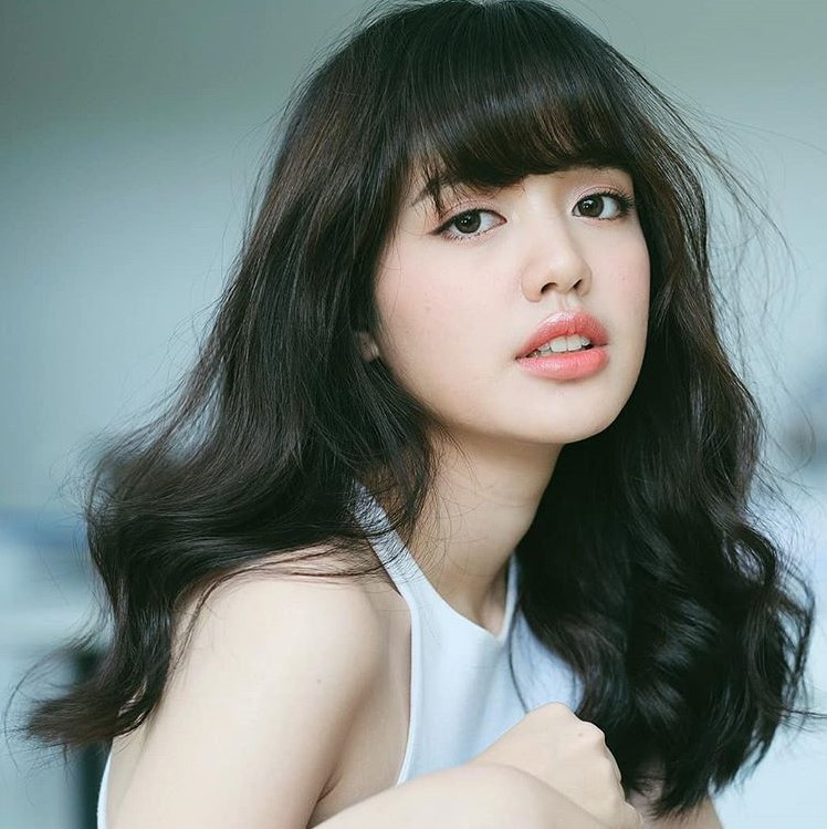 Cả Lisa và Pigkaploy đều sở hữu đôi mắt to, mũi cao dọc dừa và đôi môi mọng, nếu nhìn qua ai cũng ngỡ họ là chị em song sinh.