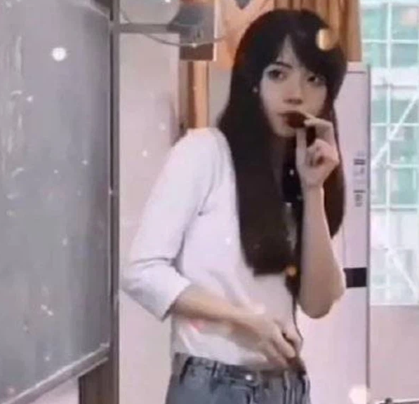 Theo nguồn tin các sinh viên đăng tải, hiện tại cô đang giảng dạy môn Lịch sử. "Bản sao Lisa BLACKPINK" đã trở thành một trong những nhân vật được tìm kiếm nhiều nhất trên mạng xã hội Trung Quốc thời điểm này.