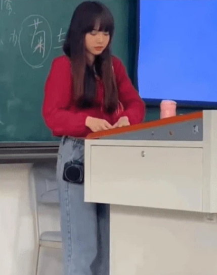 Mức độ nổi tiếng của nữ giảng viên này đã tăng vọt, nhiều sinh viên không học cô cũng xếp hàng đứng đợi ở cửa lớp chỉ để… nhìn thấy cô giáo có ngoại hình giống hệt thần tượng của mình.