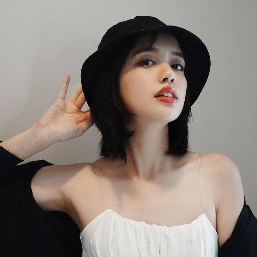 Ở một số góc chụp, gương mặt xinh xắn cùng biểu cảm thần thái của Pigkaploy được nhiều người nhận xét giống với Lisa.