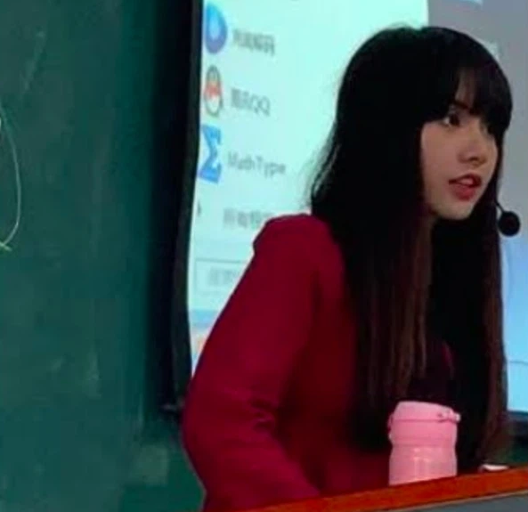Sở hữu ngoại hình cực giống Lisa BLACKPINK, một nữ giảng viên tại trường Cao đẳng Viễn thông Di động Trùng Khánh (Trung Quốc) đang là gương mặt được nhiều bạn trẻ săn đón.