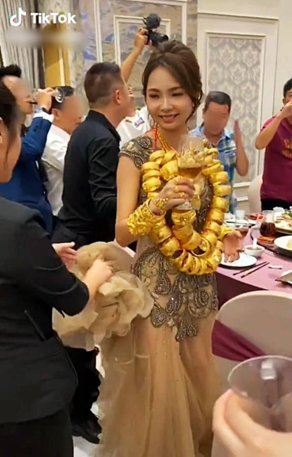 Chưa rõ gia thế của hai gia đình ra sao, nhưng chắc hẳn cô dâu đã rất hạnh phúc khi được họ hàng hai bên "quan tâm" và chú rể vô cùng yêu thương.