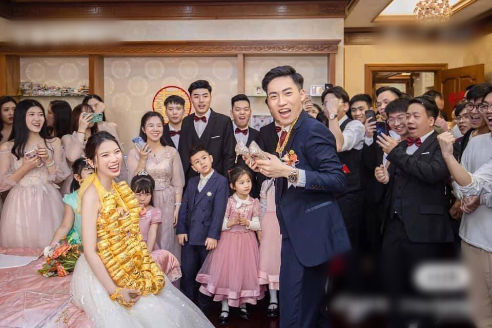Không kém cạnh vợ, chú rể cũng được trao hàng chục sợi dây chuyền vàng đeo trên cổ kèm theo loạt nhẫn vàng rực rỡ.