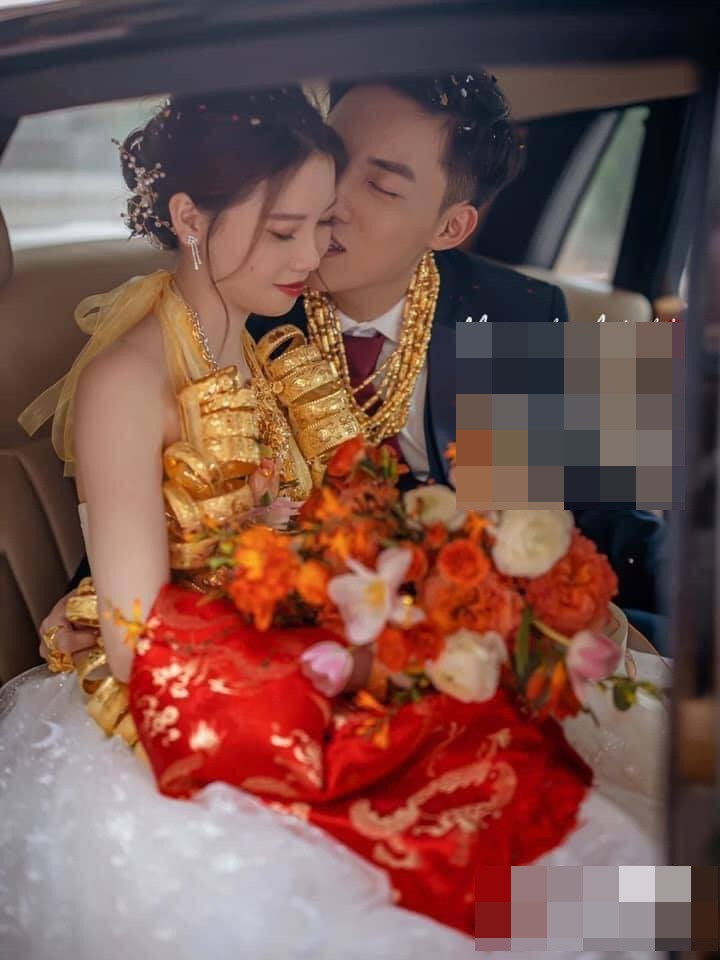 Nhận được số vàng "siêu khủng" trong ngày vu quy, cả cô dâu và chú rể đều thể hiện sự hạnh phúc ngập tràn trên khuôn mặt.