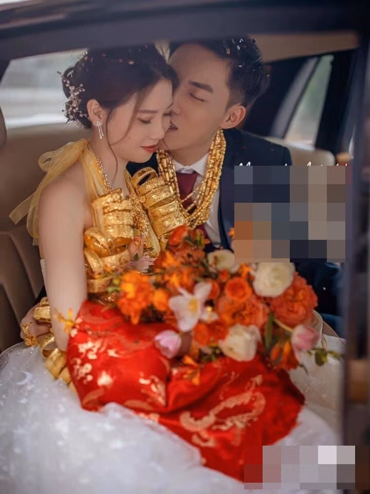 Nhận được số vàng "siêu khủng" trong ngày vu quy, cả cô dâu và chú rể đều thể hiện sự hạnh phúc ngập tràn trên khuôn mặt.