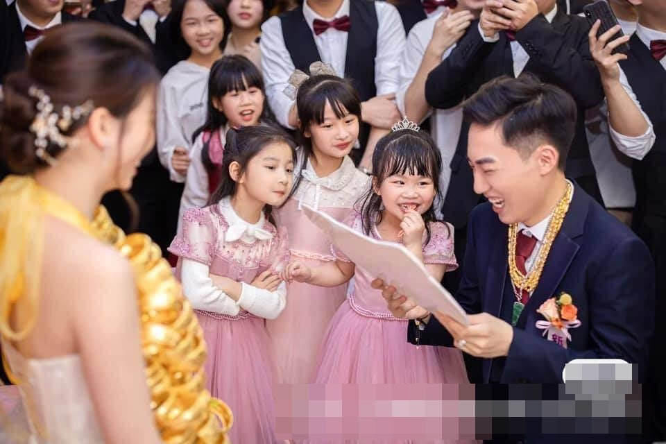 Được biết đây là một đám cưới mới diễn ra ở Trung Quốc. Độ chịu chơi của cô dâu, chú rể lẫn hai họ đã thu hút sự quan tâm của truyền thông trong và ngoài nước.