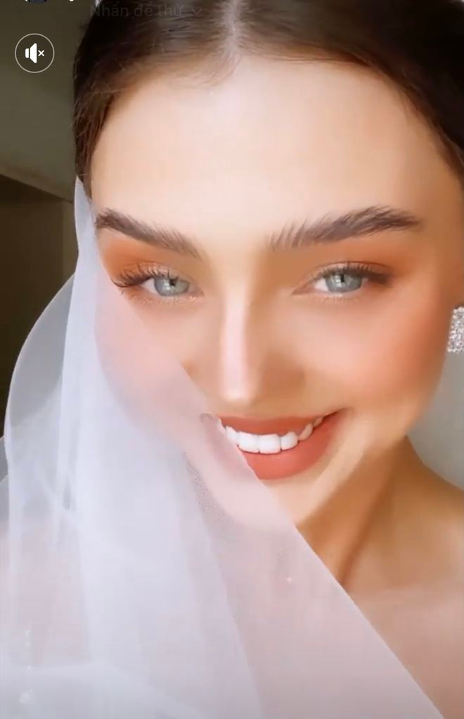 Mới đây, trên TikTok cá nhân, bạn gái Bùi Tiến Dũng bất ngờ khoác trên mình váy cưới cô dâu thu hút sự chú ý của đông đảo người hâm mộ.