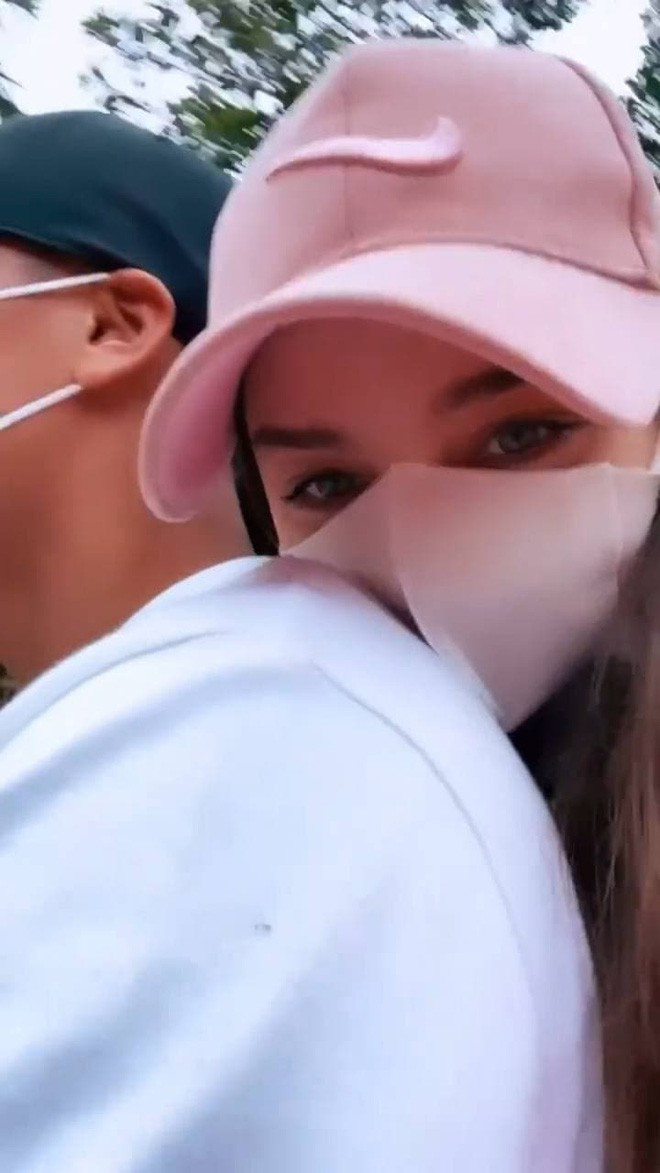 Trong dịp Tết vừa qua, thủ thành 24 tuổi đã dẫn bạn gái về ra mắt gia đình ở Thanh Hóa. Nàng mẫu Tây Dianka Zakhidova thời điểm đó liên tục đăng tải hình ảnh lần đầu theo chân bạn trai Bùi Tiến Dũng, đi dạo chơi cũng như trải nghiệm nhiều phong tục tại nơi đây