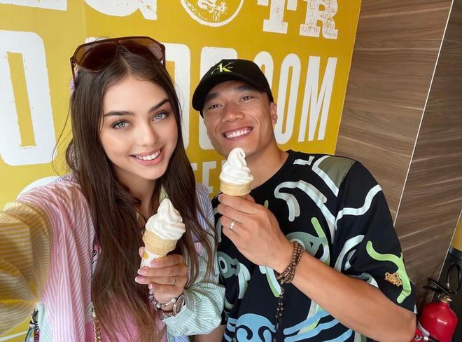 Cô nàng nhận được sự quan tâm cực lớn của cư dân mạng kể từ khi công khai hẹn hò với chàng thủ môn "quốc dân".