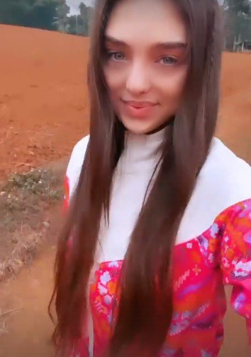 Dianka Zakhidova sinh năm 2000, là người Ukraina, đang sinh sống và làm người mẫu ở TP. HCM. Bạn gái chàng thủ môn Thanh Hóa có gương mặt khả ái và nụ cười ngọt ngào duyên dáng.