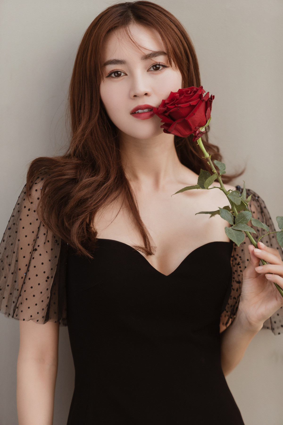 Ngoài những bình luận mang tính tiêu cực, không ít người hâm mộ của nữ diễn viên đứng ra bênh vực cô và cho rằng ngoại hình của cô gái trong clip chỉ giống chứ không phải là Ninh Dương Lan Ngọc, điển hình qua dấu hiệu hình xăm ngang ngực của "ngọc nữ" này.