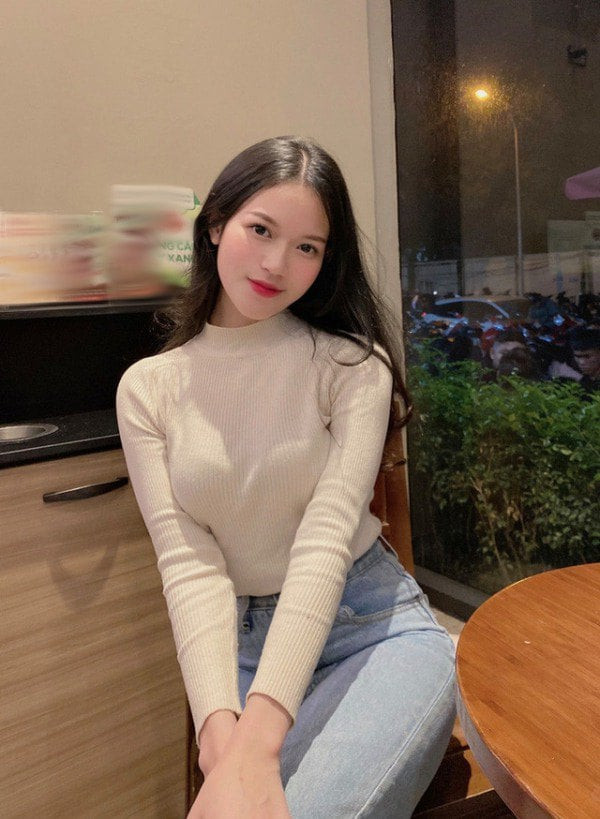 Cô giáo xinh đẹp này năm nay 23 tuổi, trước đây khi chưa nổi tiếng Thu Thủy đã là một hot girl có chút tiếng tăm vì gương mặt xinh xắn cùng tài make up của mình.