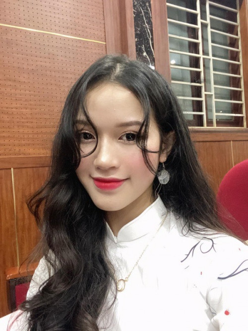 Ở những bức ảnh cận cảnh, nữ giáo viên làm cư dân mạng kinh ngạc vì các đường nét sắc sảo cùng sống mũi thanh tú trên gương mặt.